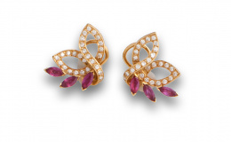 735.  Pendientes de rubíes marquisse y brillantes en hojas entrelazadas.