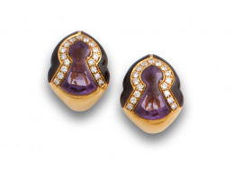 95.  Pendientes con turmalina y madreperla divididas por línea sinuosa de brillantes .