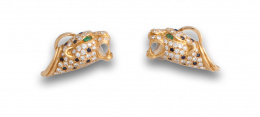 717.  Pendientes frmados MONTEJO ,con cabezas de pantera de brillantes y zafiros con ojos de esmeraldas en oro de 18K.