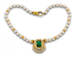 745.  Gargantilla de perlas con centro de gran esmeralda talla trapecio en doble orla de brillantes y diamantes talla baguette.