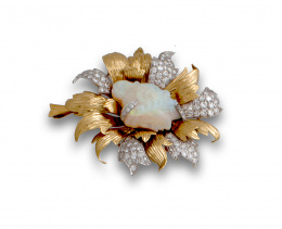 727.  Broche firmado MONTEJO en forma de flor con ópalo central tallado con ondas ;entre pétalos cuajados de brillantes, combinados con pétalos de oro grabado.