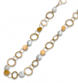 729.  Collar con perlas barrocas y grandes eslabones combinados con discos en oro de 18 K con decoración martelé.