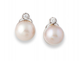 669.  Pendientes con brillantes y perlas mabe de 19,5 mm en oro blanco de 18K.