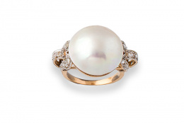 670.  Sortija con perla mabe de 17,5 mm entre brazos de arcos de diamantes talla rosa.