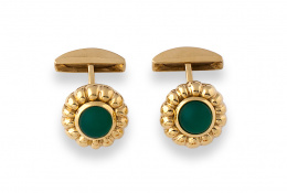 625.  Gemelos flor con cabuchones de ágata verde matizada rodeadas por marcos gallonados.