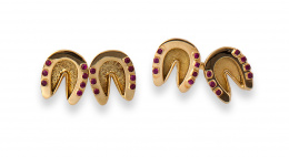 637.  Gemelos dobles con herraduras de rubíes en oro amarillo de 18K.