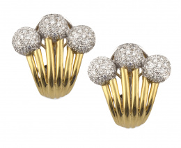 521.  Pendientes en forma de abanico con remate superior de tres semiesferas cuajadas de brillantes