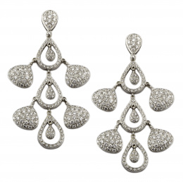 543.  Pendientes largos móviles de brillantes con tres niveles de lágrimas en cascada articulada, que combinan lágrimas de pavé de brillantes con caladas