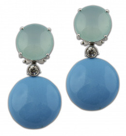 514.  Pendientes largos con cabuchones de turquesa y calcedonia unidos por un chatón de brillante