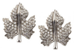 179.  Pendientes de brillantes en forma de hoja de arce