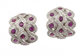 405.  Pendientes de rubíes y brillantes con diseño de banda arqueada, compuesta por tres líneas de rubíes entre cintas entrelazadas de brillantes