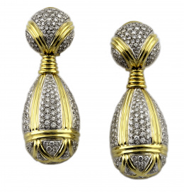 382.  Pendientes largos con semiesfera y gran lágrima colgante de pavé de brillantes decorado por motivos gallonados de oro que dibujan formas geométricas