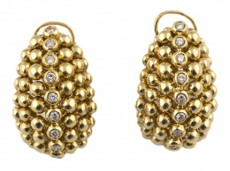 822.  Pendientes en forma de banda concha estilizada realizada con esferas de oro y nervio central de chatones de brillantes