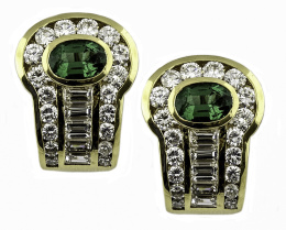 384.  Pendientes en forma de banda que ensancha en parte superior, con esmeralda de talla oval principal que suman 1,45 ct 