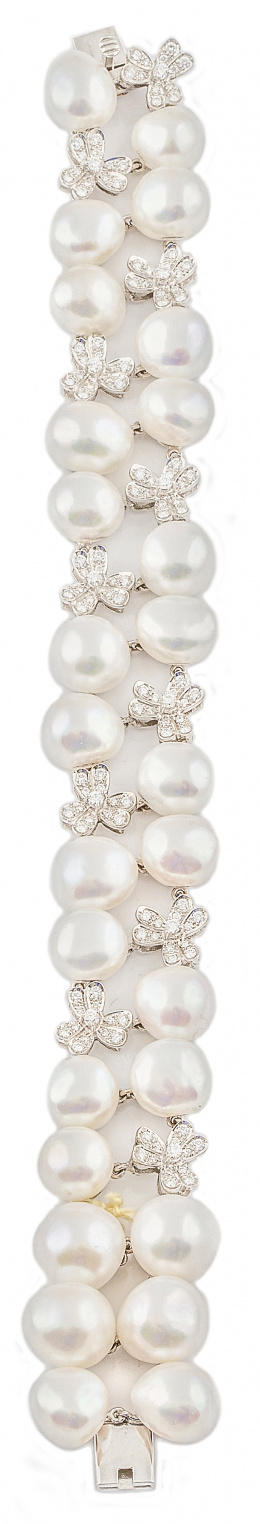 402.  Pulsera de dos hilos de perlas combinadas con flores de brillantes, en montura de oro blanco de 18K