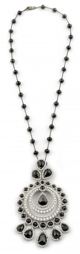 537.  Collar de brillantes y diamantes negros talla briolette y redonda facetados, con gran centro circular de aros en varias orlas que rematan en perillas colgantes