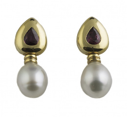 254.  Pendientes con perillas de rubí enmarcadas en oro amarillo de 18K y perillas de perlas australianas