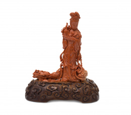 1387.  “Geisha” Escultura en coral tallado sobre base de madera tallada.China, primer tercio S. XX