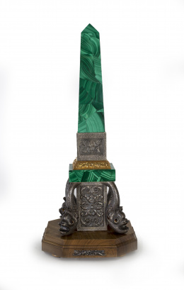 1082.  Monolito en plata, bronce dorado y malaquita, S. XX.