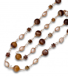 103.  Collar largo de cadena de oro rosa de 18K , con esferas de ágata bandeada ,parejas de turmalinas facetadas , y  perlas de agua dulce.