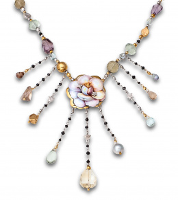 658.  Collar con aguamarinas, citrinos perlas  y amatistas facetados combinados con brillantes, y centro de flor de esmalte polícromo.
