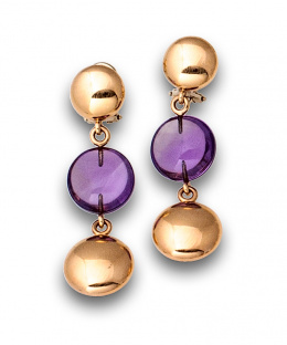 94.  Pendientes largos de amatistas entre botones de oro liso de 18K.