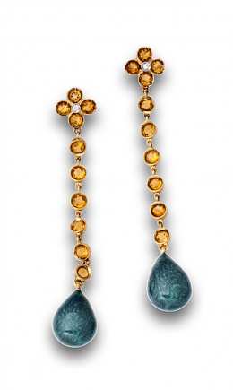 96.  Pendientes largos con perillas de esmalte que penden de línea, flor de citrinos y bte central.