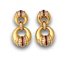 670.  Pendientes largos con brillantes y rubíes calibrados en dos aros articulados de oro de 18K.
