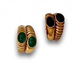 125.  Pendientes firmados MONTEJO con dobles cabuchones de esmeraldas en gallones de oro amarillo de 18K.