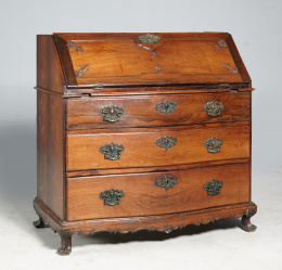 977.  Buró de madera de palosanto.Trabajo portugués, mediados del S. XVIII.