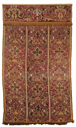 367.  Repostero en tela de seda con bordados de aplicación de hojas, de marcada geometría.España, S. XIX..