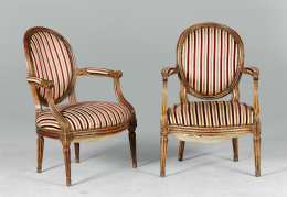 498.  Pareja de sillones época Luis XVI, en madera de nogal.Trabajo francés, ff. S. XVIII.