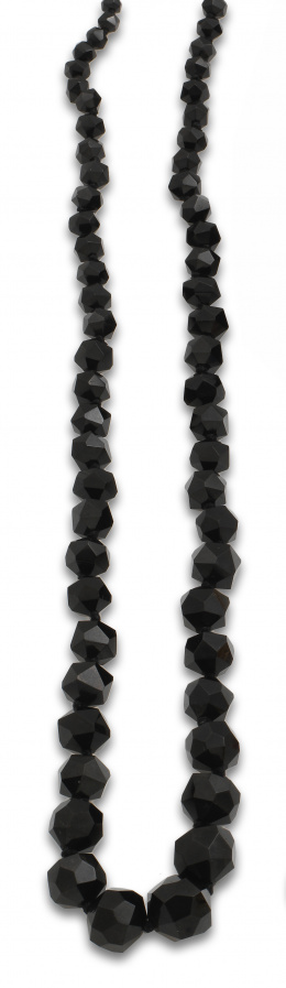 591.  Collar largo s.XIX ,con cuentas de azabache facetadas de tamaño creciente hacia el centro.