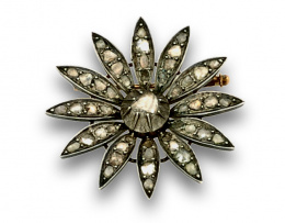 7.  Broche flor de diamantes talla rosa de pp. S .XIX en oro de 18K con frente de engaste en plata.