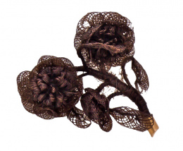 52.  Adorno para broche probablemente inglés S. XIX, con ramo de flores realizadas con cabello trenzado y base en oro de 18K