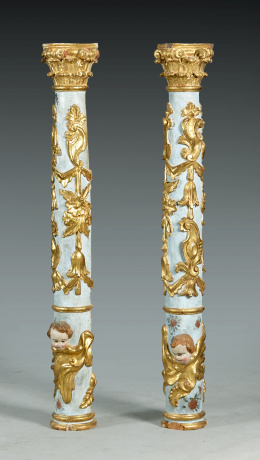 390.  Pareja de columnas con capiteles corintios época Carlos III en madera tallada, policromada y dorada.Trabajo español, tercer cuarto del S. XVIII..
