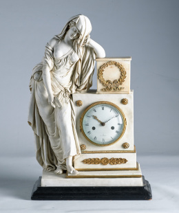 753.  Reloj  estilo imperio.Francia, París, S. XIX - XX.
