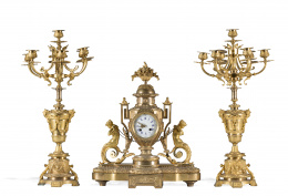 502.  Reloj de sobre mesa de estilo Luis XVI de bronce dorado, con guarnición, marcado.Maquina París, Japy Freres, s.XIX