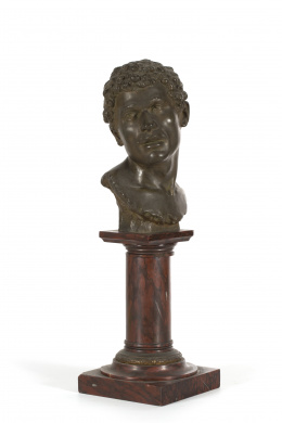 370.  Busto de bronce  con peana de mármolFirmado Agust Moreau, s.XIX.