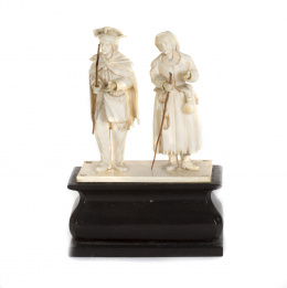 1367.  Escultura de dos mendigos en marfil. Francia, Dieppe S. .XIX.