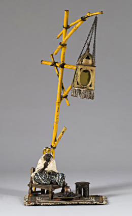 415.  Franz Bergman (fundición) “B” marcada inserta en un ánforaEl vendedor de alfombras.Lámpara de bronce policromado.Trabajo vienés, ffs. del S. XIX.