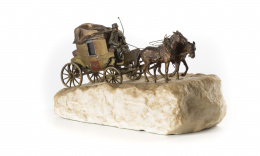 419.  Franz Bergman (fundición) “B” marcada inserta en un ánforaDiligencia, en bronce policromado y peana de cuarzo..Trabajo vienés, ffs. del S. XIX.