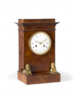 1088.  Reloj de sobremesa “retour d’ Egypte” en madera de raíz de nogal y bronce.Francia, h. 1810.