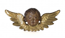 798.  Cabeza de ángel con alas en madera de pino tallada, policromada y dorada. Escuela española S. XVIII..