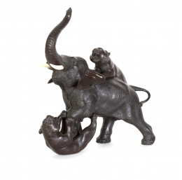 1082.  “Elefante atacado por dos tigres” Grupo escultórico en bronce y marfil.Atribuido a Mitsumoto, Japón periodo Meiji (1868-1912)