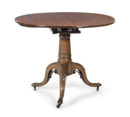 1144.  Mesa “Tilt top” Jorge III en madera de caoba, moldeada y tallada.Inglaterra, S. XIX.