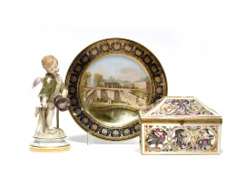 657.  El Grand Trianon.Plato de porcelana esmaltada y dorada época, Luis FelipeSévres, 1846.