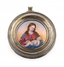 437.  Colgante de MASRIERA Y CARRERAS con esmalte circular de Virgen con Niño y marco en plata , en su estuche original
