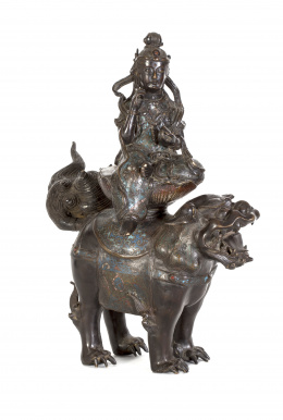 1079.  Escultura de deidad en bronce esmaltado en cloisonné.Japón periodo Meiji (1868-1912)