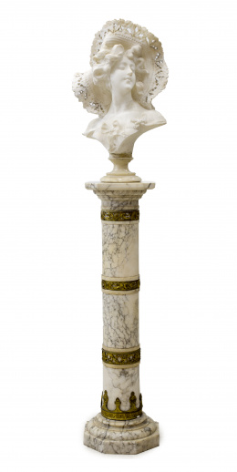 1307.  Adolfo Cipriani (1880-1930)Busto de Dama, escultura en mármol blanco sobre columna.Italia, Circa 1900 - 1925.